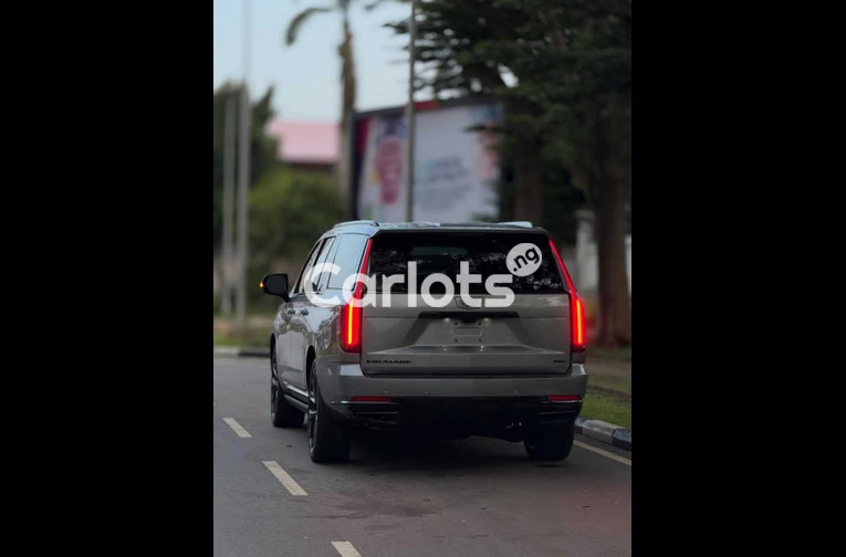 2025 CADILLAC ESCALADE 600 MODEL - 2/7