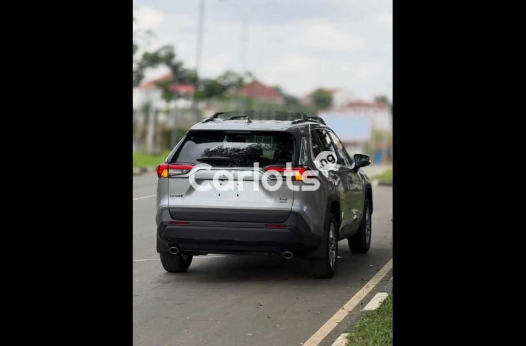 2025 Toyota Rav4 XLE TRIM - 2/7