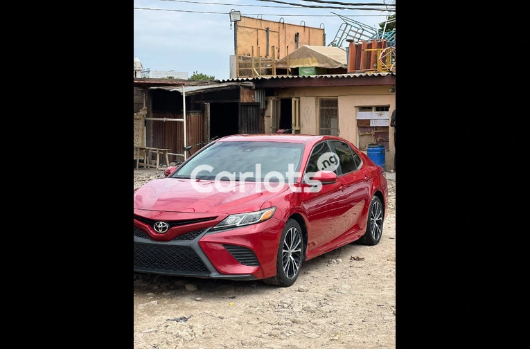 2019 TOYOTA CAMRY SE - 2/6