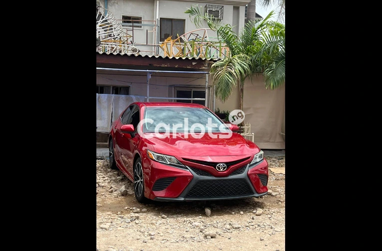 2019 TOYOTA CAMRY SE - 3/6
