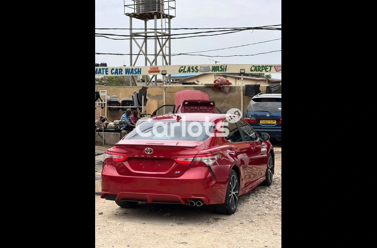 2019 TOYOTA CAMRY SE - 4/6