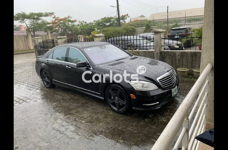 Mercedes-Benz s550 black on white