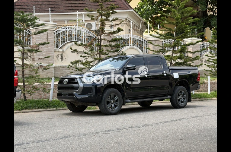 CLEAN NIGERIAN USED TOYOTA HILUX 2022 MODEL - 2/6