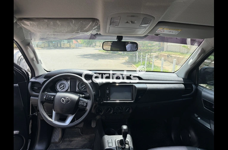 CLEAN NIGERIAN USED TOYOTA HILUX 2022 MODEL - 3/6