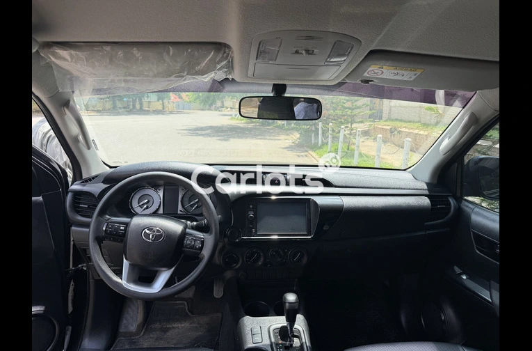 CLEAN NIGERIAN USED TOYOTA HILUX 2022 MODEL for sale in Abuja, FCT - thumbnail 3
