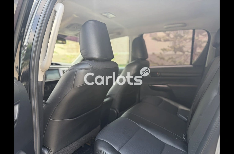 CLEAN NIGERIAN USED TOYOTA HILUX 2022 MODEL - 4/6