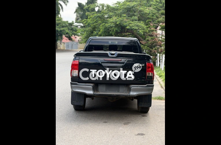 CLEAN NIGERIAN USED TOYOTA HILUX 2022 MODEL - 5/6