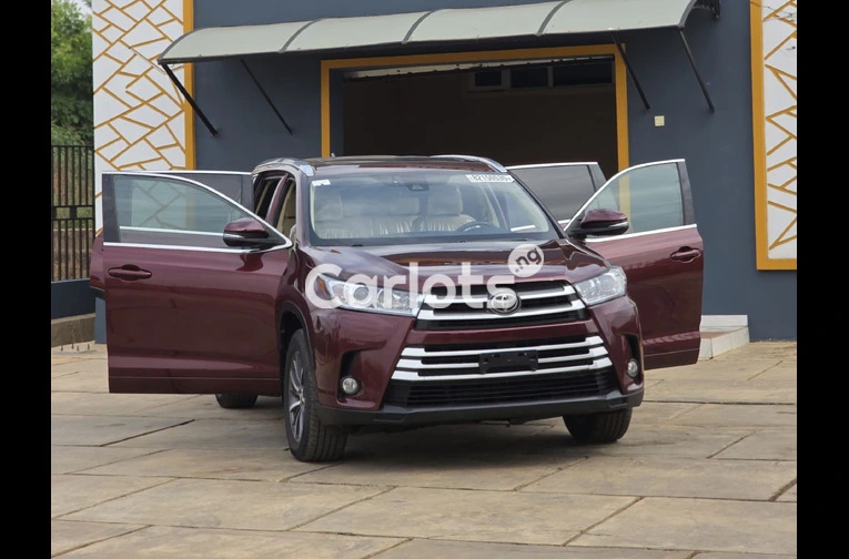 2019 Toyota Highlander XLE AWD Hire in Ilorin for hire in Kwara - photo 2 of 2
