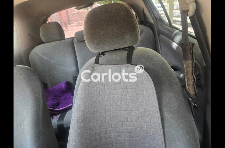 CLEAN 2005 TOYOTA YARIS - 2/6