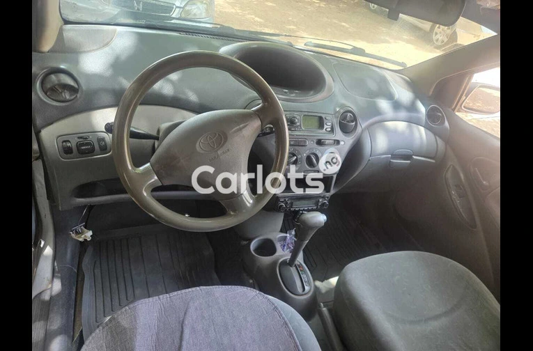 CLEAN 2005 TOYOTA YARIS - 3/6
