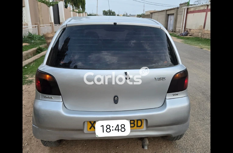 CLEAN 2005 TOYOTA YARIS - 4/6