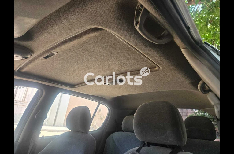 CLEAN 2005 TOYOTA YARIS - 6/6