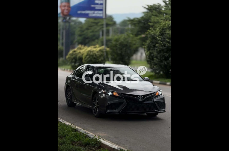 Clean Foreign Used 2021 Toyota Camry SE for sale in Asokoro, FCT - photo 3 of 7