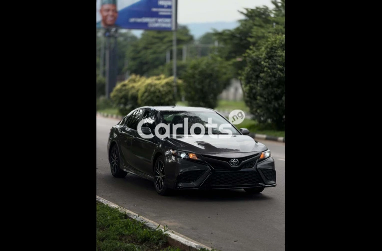 Clean Foreign Used Toyota Camry SE – Nothing to Fix, Ready to Drive - 3/7