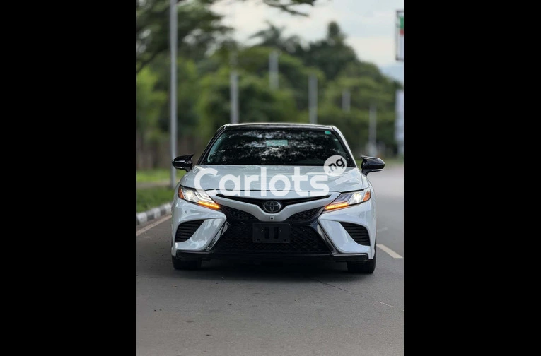 2020 Toyota Camry XSE Foreign Used - 2/7