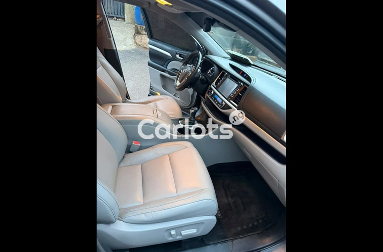 Briefly Registered 2019 Toyota Highlander XLE - 3/7