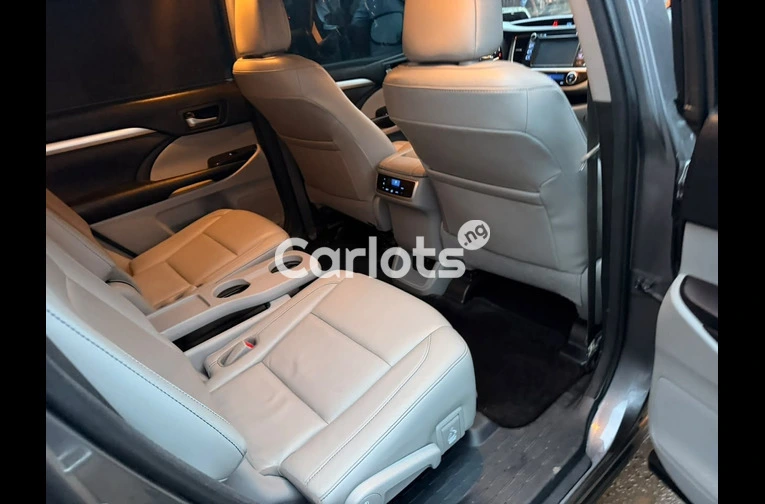 Briefly Registered 2019 Toyota Highlander XLE - 4/7
