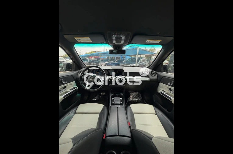 Extremely Clean 2021 Mercedes Benz GLB 250 - 2/7