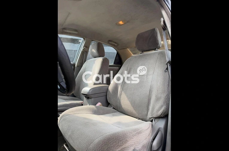 Clean 2004 Toyota Corolla - 3/6