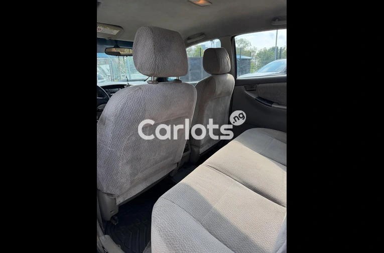Clean 2004 Toyota Corolla - 4/6
