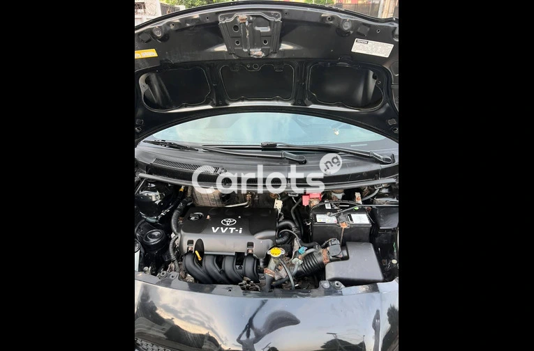 TOYOTA YARIS 2010 - 2/7