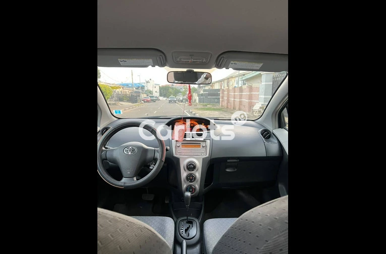 TOYOTA YARIS 2010 - 3/7