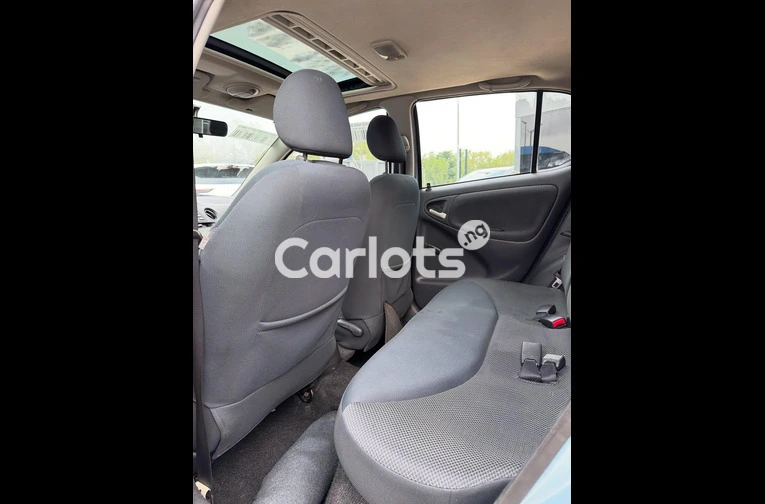 Foreign Used 2004 Toyota Yaris / 5