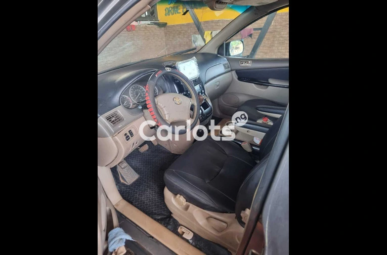 2004 Toyota Sienna Model - 4/6