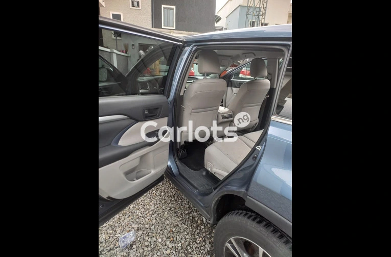 Foreign Used 2020 Toyota Highlander AWD - 4/7