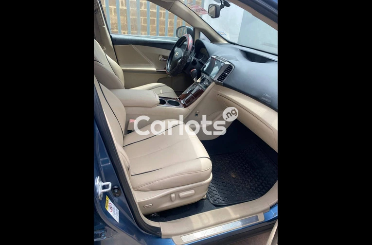 CLEAN NIGERIAN USED 2010 TOYOTA VENZA - 3/6