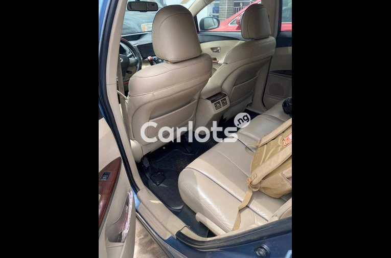 CLEAN NIGERIAN USED 2010 TOYOTA VENZA - 4/6