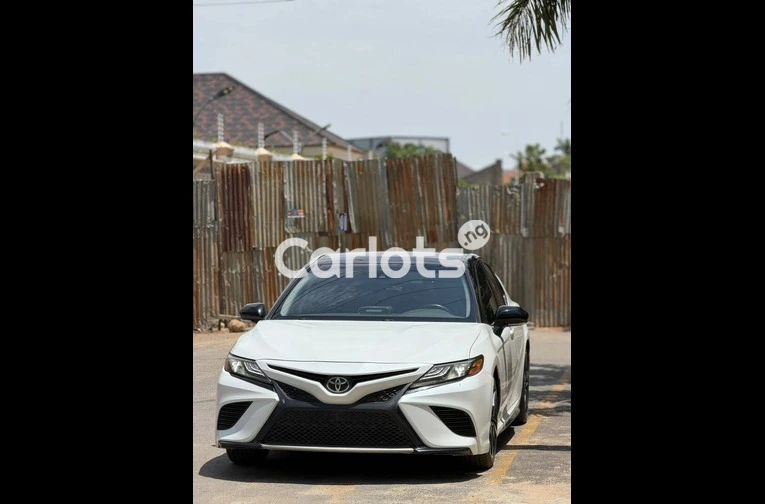 CLEAN 2020 TOYOTA CAMRY XSE - 1/7