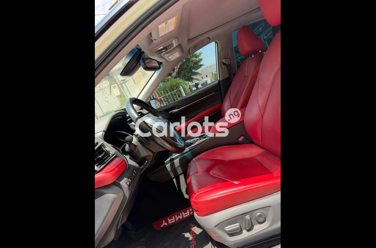 CLEAN 2020 TOYOTA CAMRY XSE - 3/7