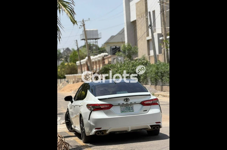 CLEAN 2020 TOYOTA CAMRY XSE - 5/7