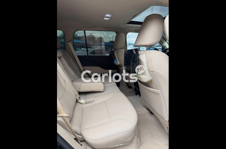 2023 TOYOTA LAND CRUISER VX - 2/5