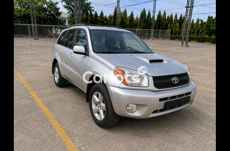 Clean standard 2005 Toyota Rav4 for sale in Isolo