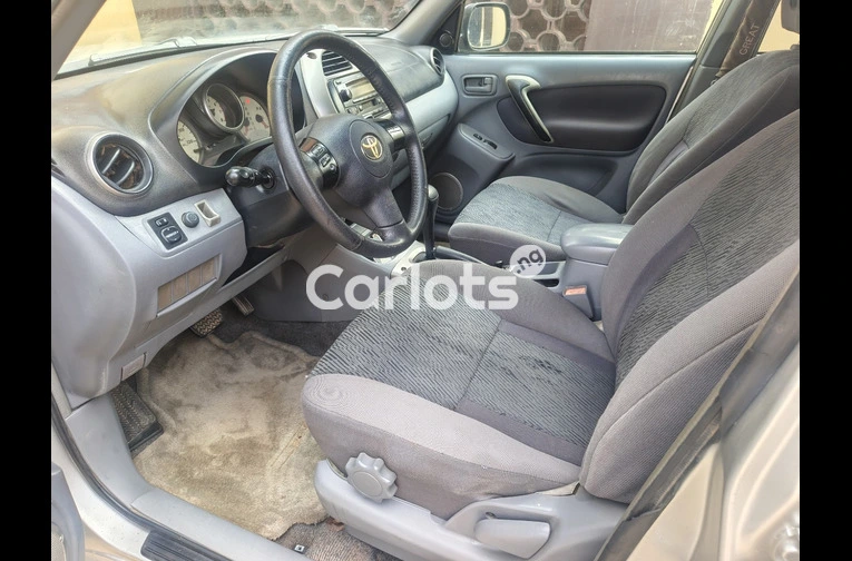Clean standard 2005 Toyota Rav4 for sale in Isolo, Lagos - thumbnail 4