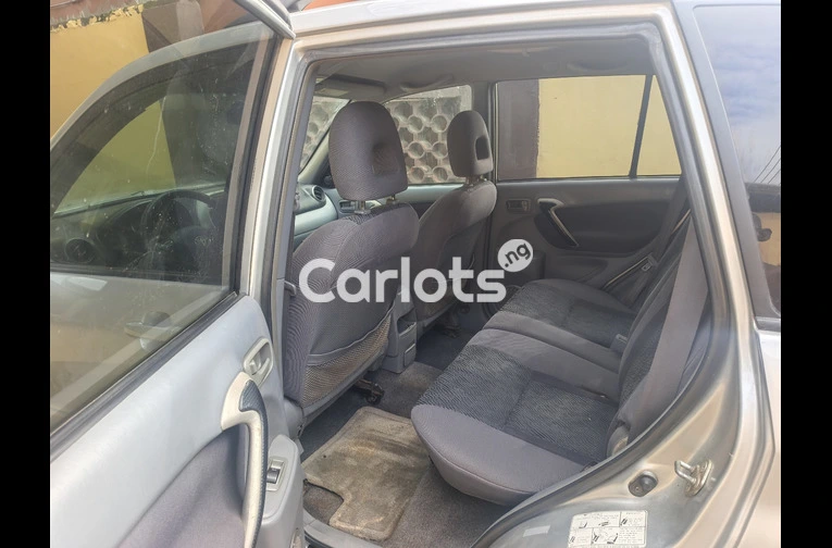 Clean standard 2005 Toyota Rav4 for sale in Isolo, Lagos - thumbnail 5