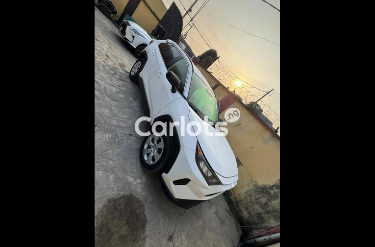 Toyota Rav 4 - Tokunbo - white paint leather seat.