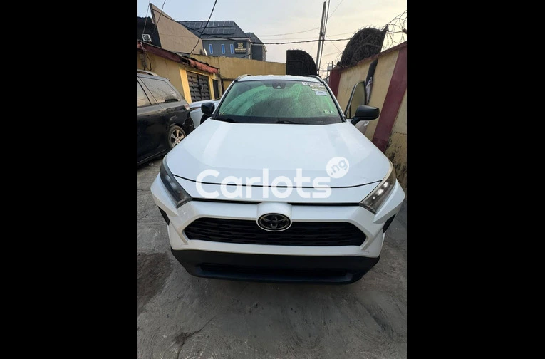 Toyota Rav 4 - Tokunbo - white paint leather seat. for sale in Surulere, Lagos - photo 2 of 7