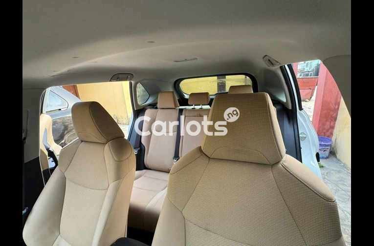 Toyota Rav 4 - Tokunbo - white paint leather seat. for sale in Surulere, Lagos - photo 4 of 7