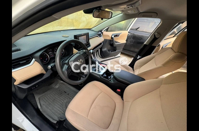 Toyota Rav 4 - Tokunbo - white paint leather seat. for sale in Surulere, Lagos - thumbnail 5