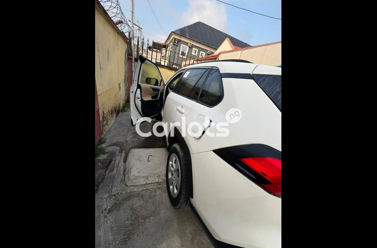Toyota Rav 4 - Tokunbo - white paint leather seat. for sale in Surulere, Lagos - photo 6 of 7