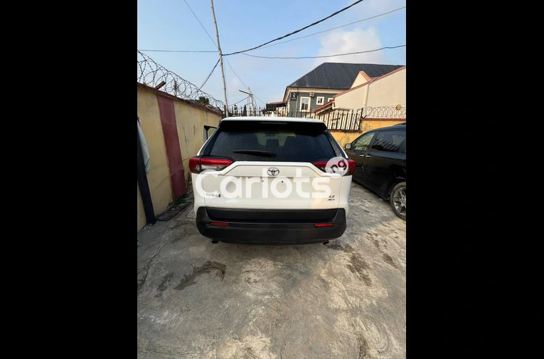 Toyota Rav 4 - Tokunbo - white paint leather seat. for sale in Surulere, Lagos - photo 7 of 7
