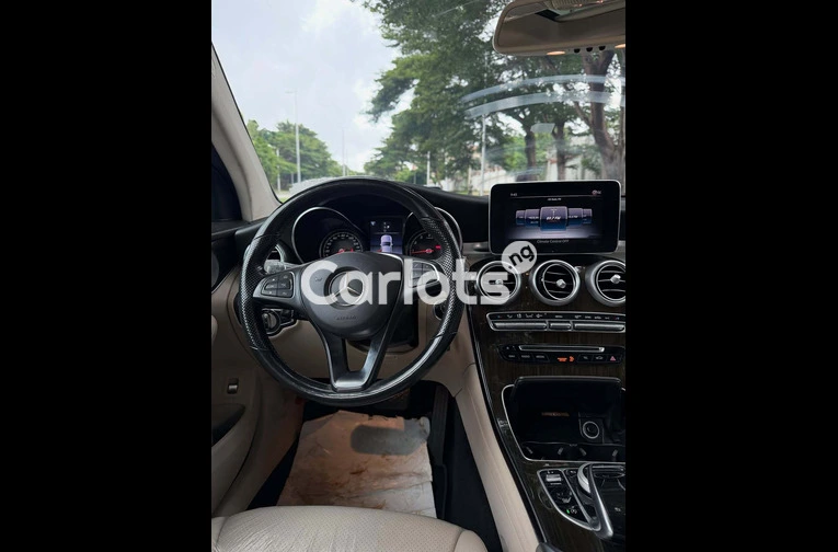 Clean 2018 Mercedes GLC300 – Foreign Used | Abuja for sale in Asokoro, FCT - photo 4 of 7