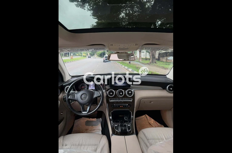 Clean 2018 Mercedes GLC300 – Foreign Used | Abuja for sale in Asokoro, FCT - photo 5 of 7