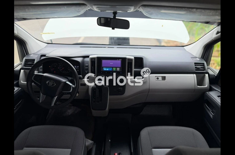 TOYOTA HIACE 2026 - 3/7