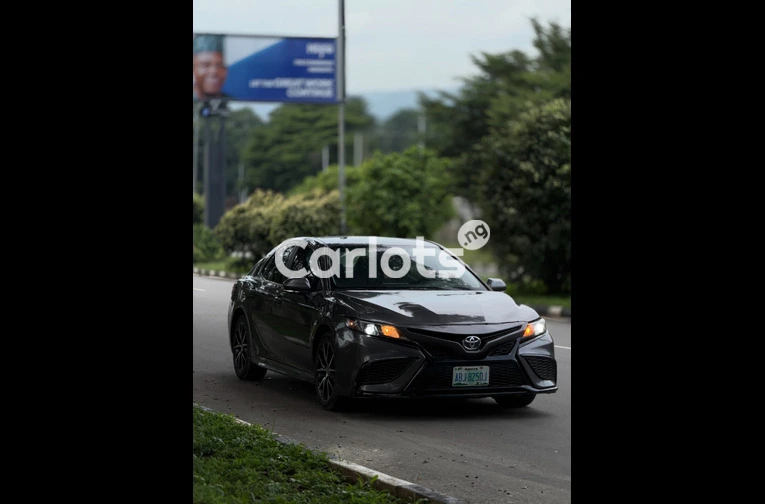 Foreign Used 2021 TOYOTA CAMRY SE for sale in Asokoro, FCT - photo 3 of 7
