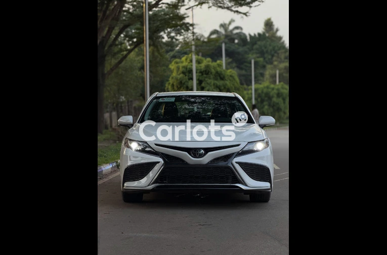 Foreign Used 2019 Toyota Camry SE for sale in Asokoro, FCT - thumbnail 2