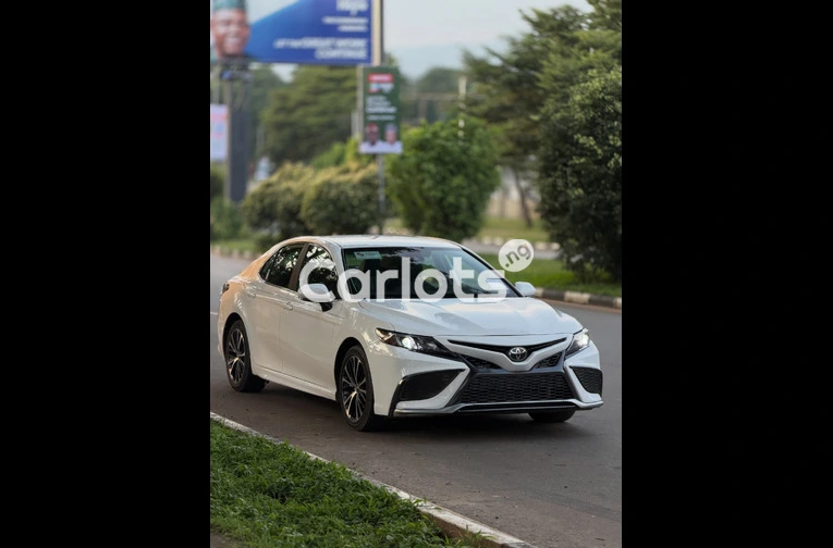 Foreign Used 2019 Toyota Camry SE for sale in Asokoro, FCT - thumbnail 3